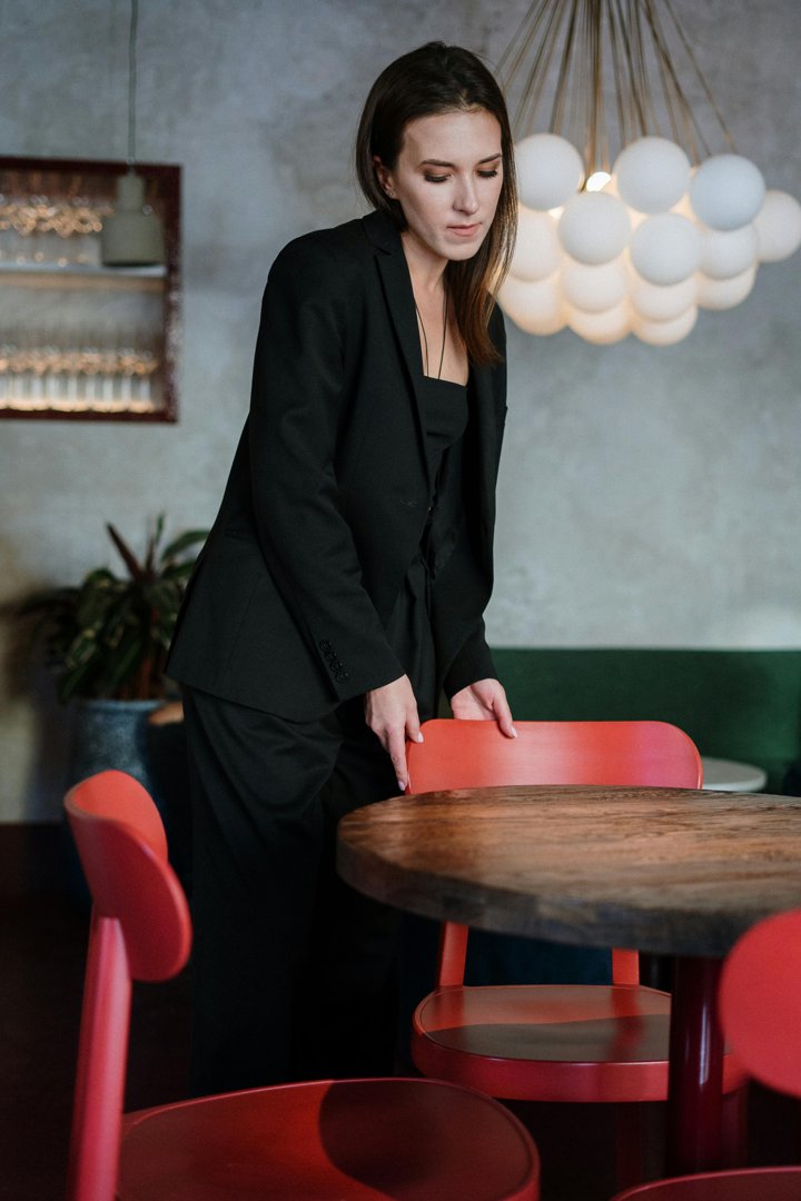 A maître d' shows restaurant guest to a table | Source: Pexels