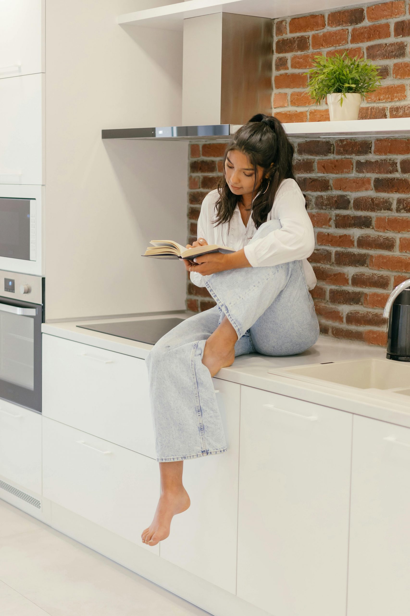 A woman reading a book | Source: Pexels