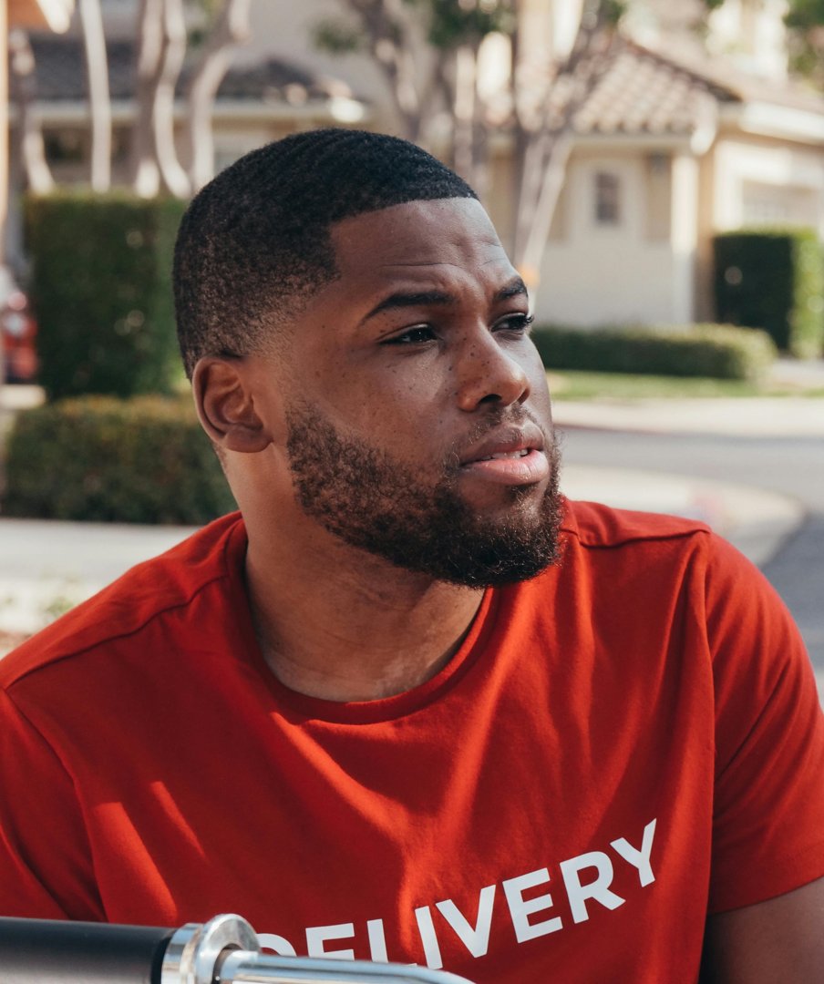 A sad delivery man | Source: Pexels