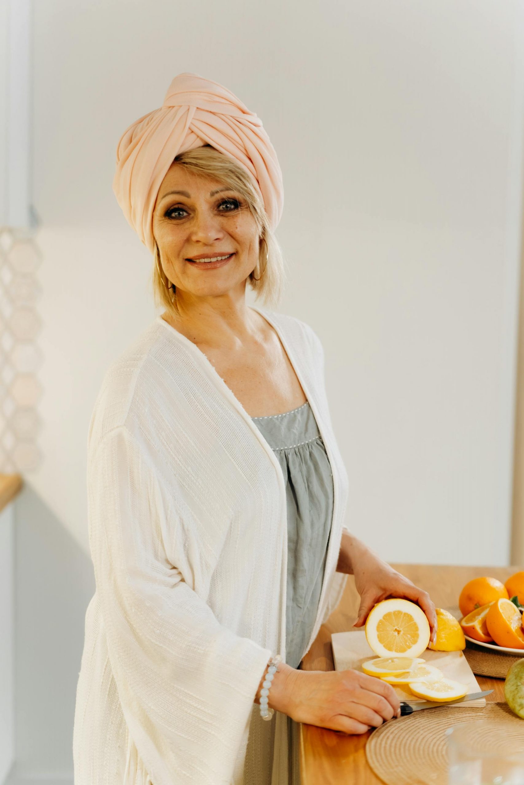 A woman slicing a lemon | Source: Pexels