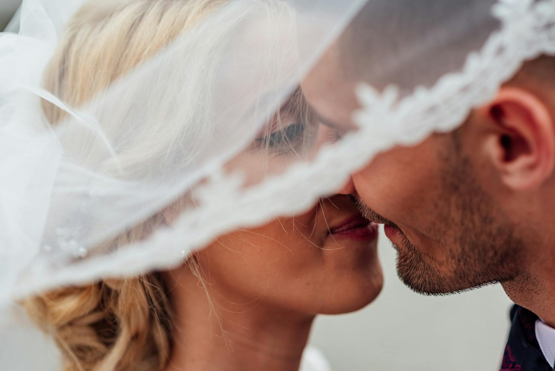 A bride and groom kissing | Source: Pexels