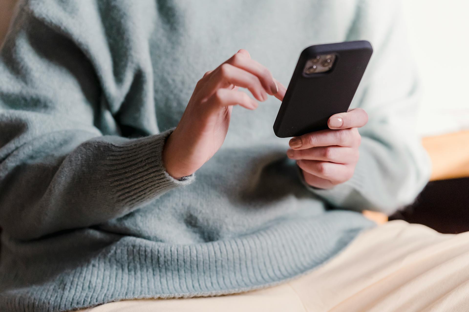 A woman using her smartphone | Source: Pexels