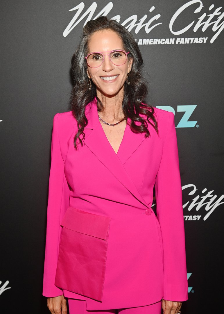 Smiling for photographers, Jami Gertz showcased a bold monochromatic pink look at the 