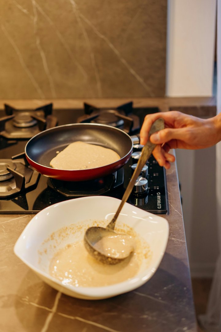 A person making pancakes | Source: Pexels