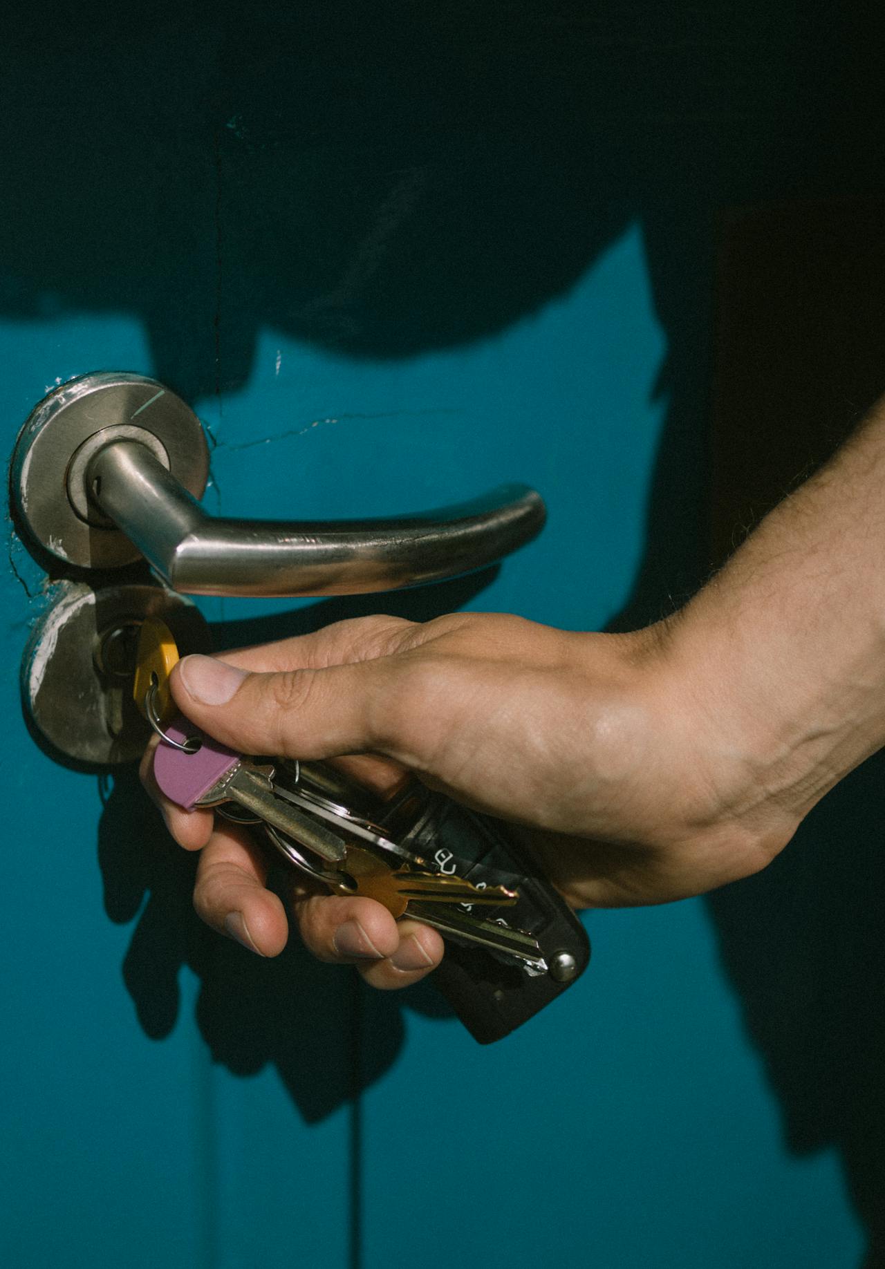 A man trying to unlock the door | Source: Pexels