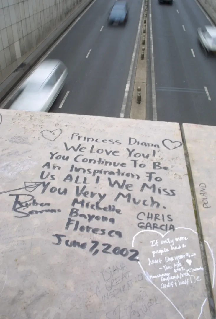 Online commenters noted that Meghan Markle appeared unaware of the emotional significance of the location, with many saying she should have shown more respect near the site of Princess Diana's tragic accident.