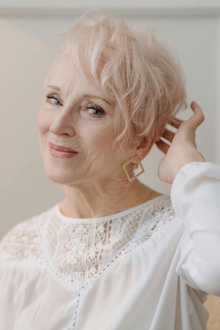 A woman scratching her head | Source: Pexels