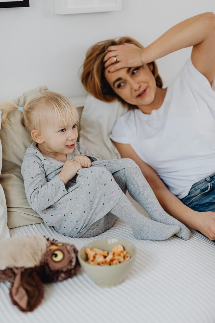 A mother in bed with her daughter | Source: Pexels