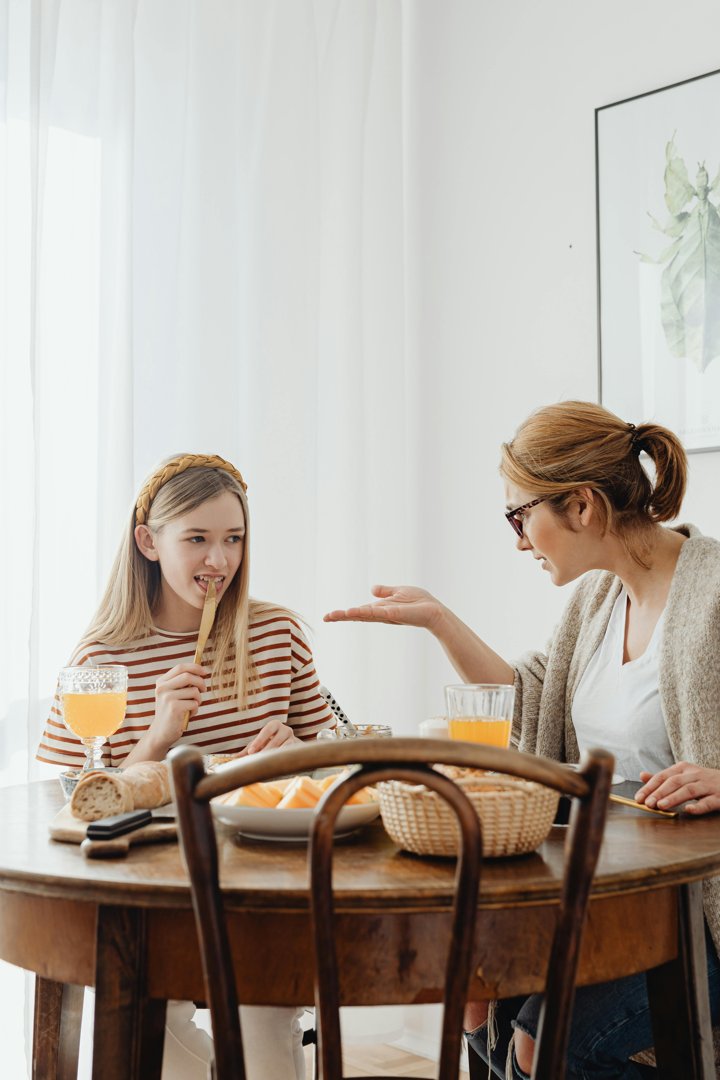 A mother scolding her daughter | Source: Pexels