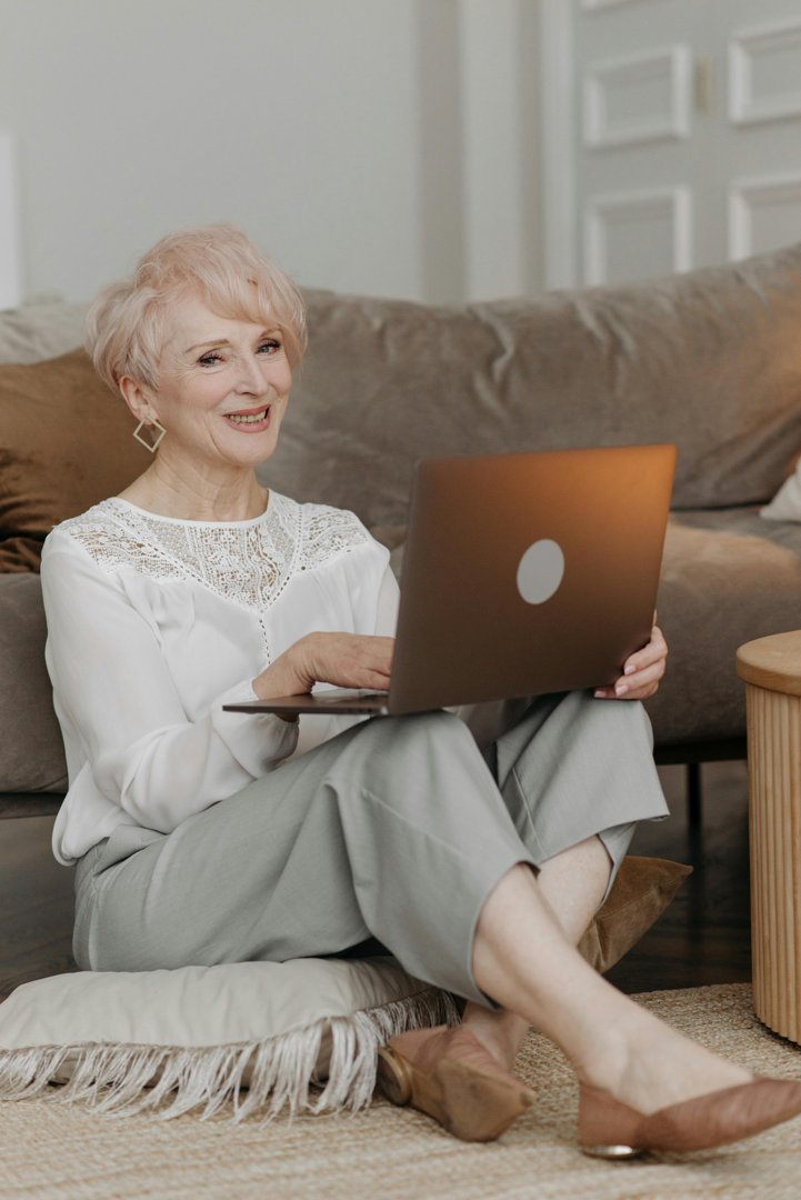 A woman using a laptop | Source: Pexels