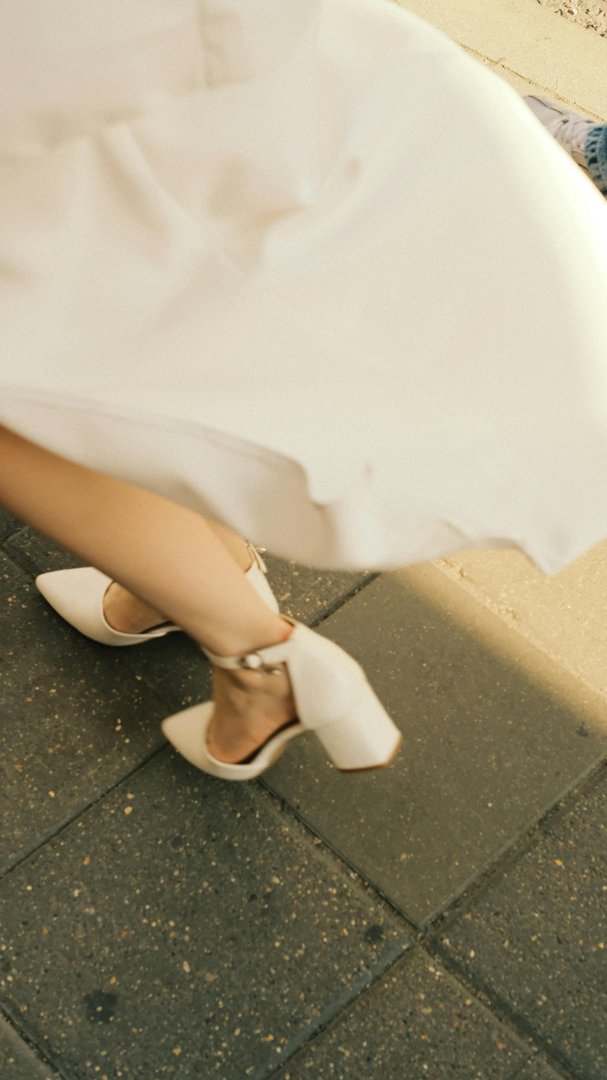 A close-up of a woman walking | Source: Pexels