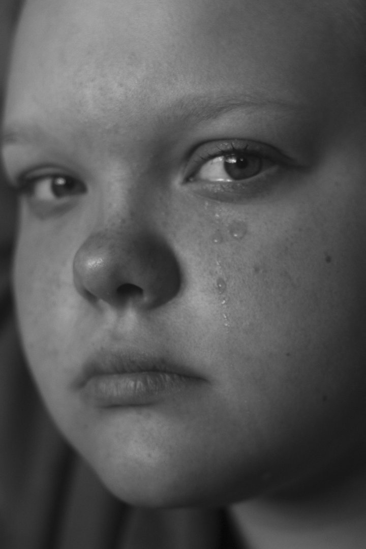 A girl tearing up | Source: Pexels