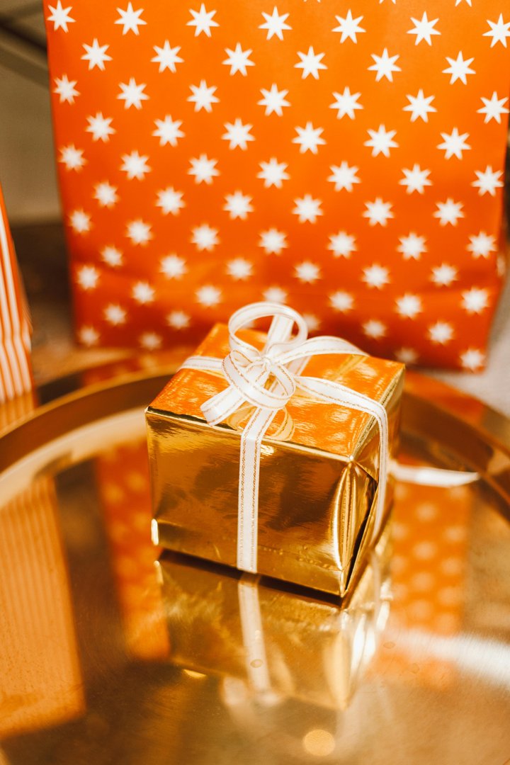A gift box with a ribbon | Source: Pexels