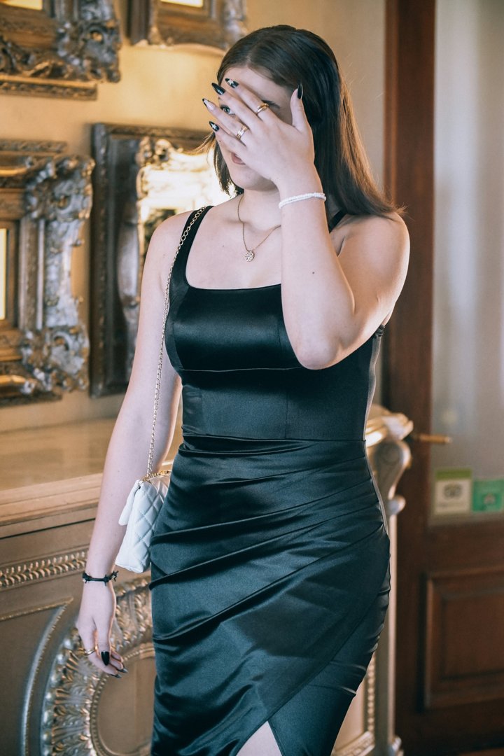 A surprised woman covering her face with her hand | Source: Unsplash