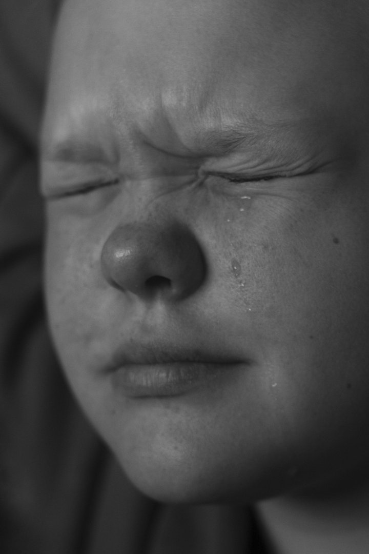 A close-up of a girl blinking away her tears | Source: Pexels