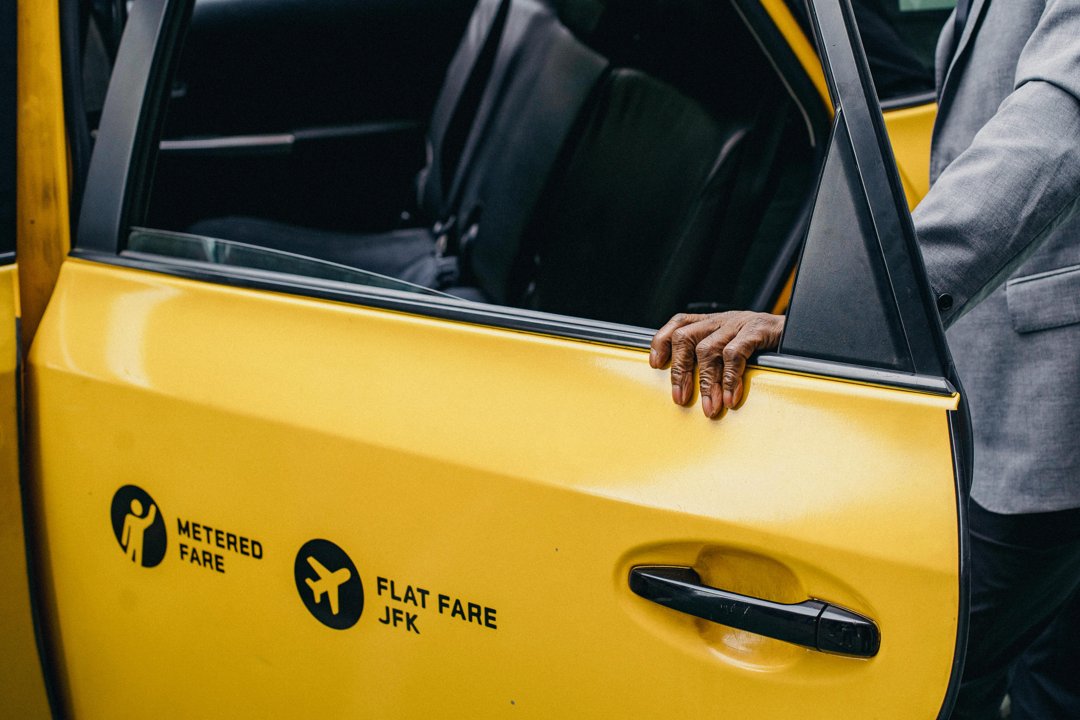 A person opening a cab door | Source: Pexels