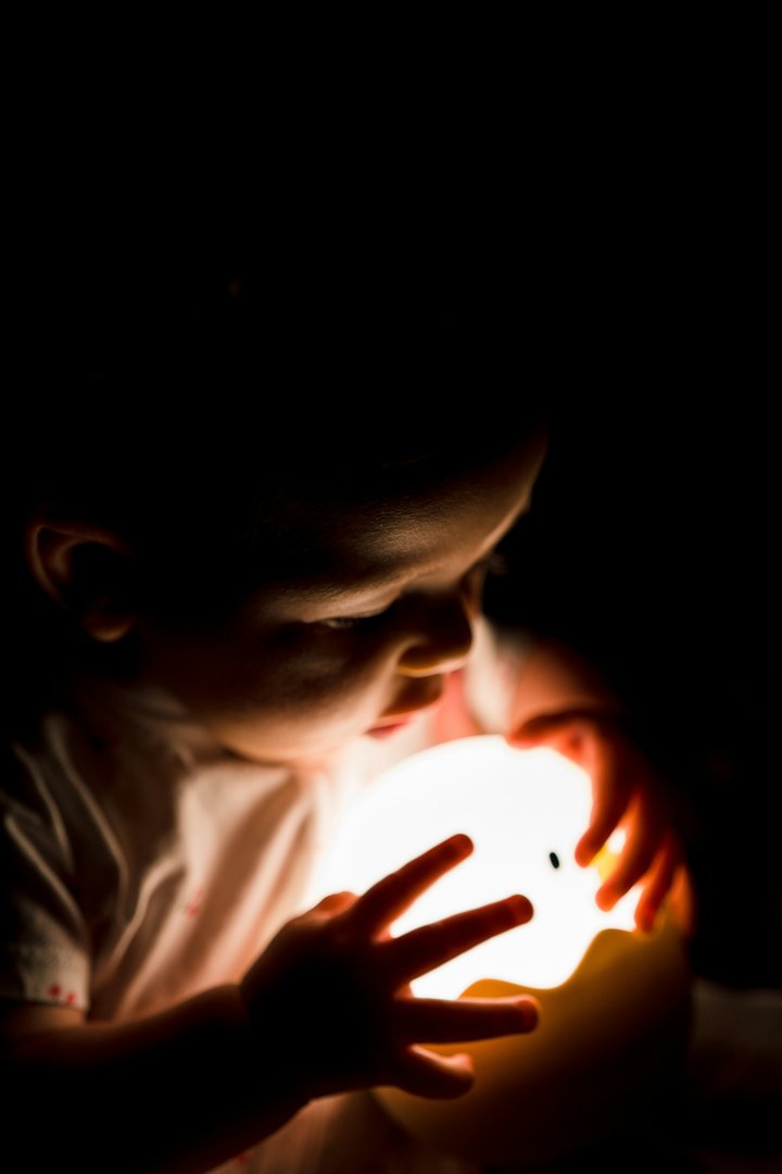 A child playing with a night light | Source: Unsplash