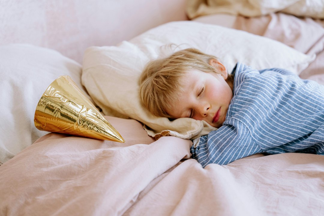 A boy sleeping in bed | Source: Pexels