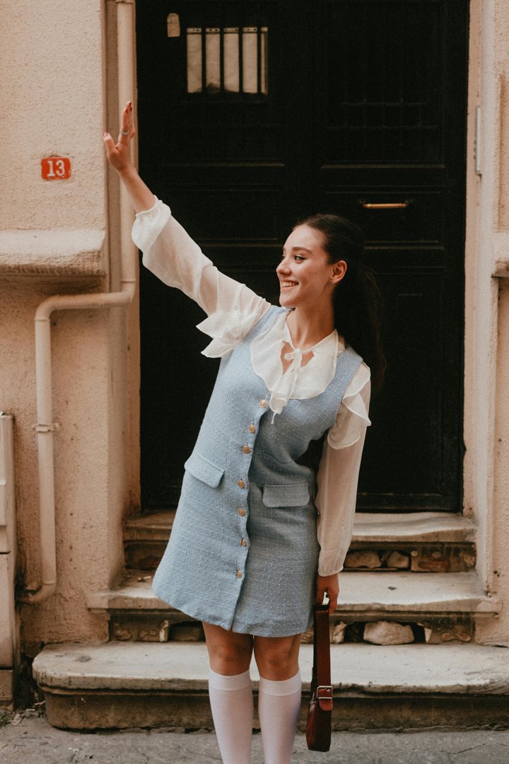 A happy woman waving goodbye | Source: Pexels