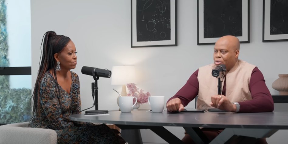 Michelle Obama and her brother Craig Robinson during an episode of 