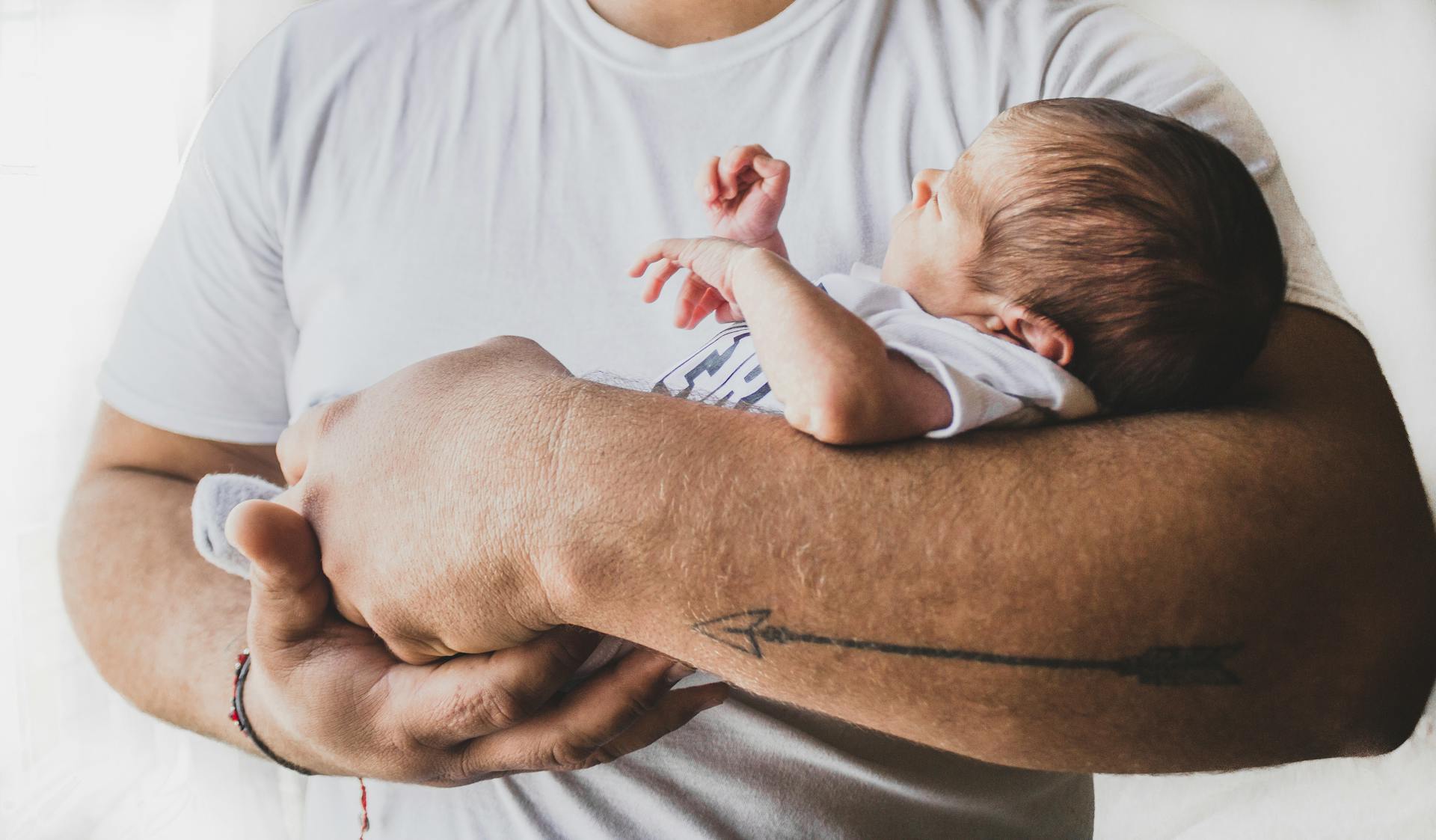A man holding a baby | Source: Pexels