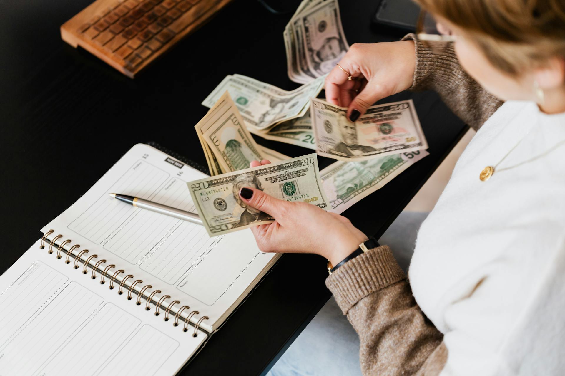 A woman counting money | Source: Pexels