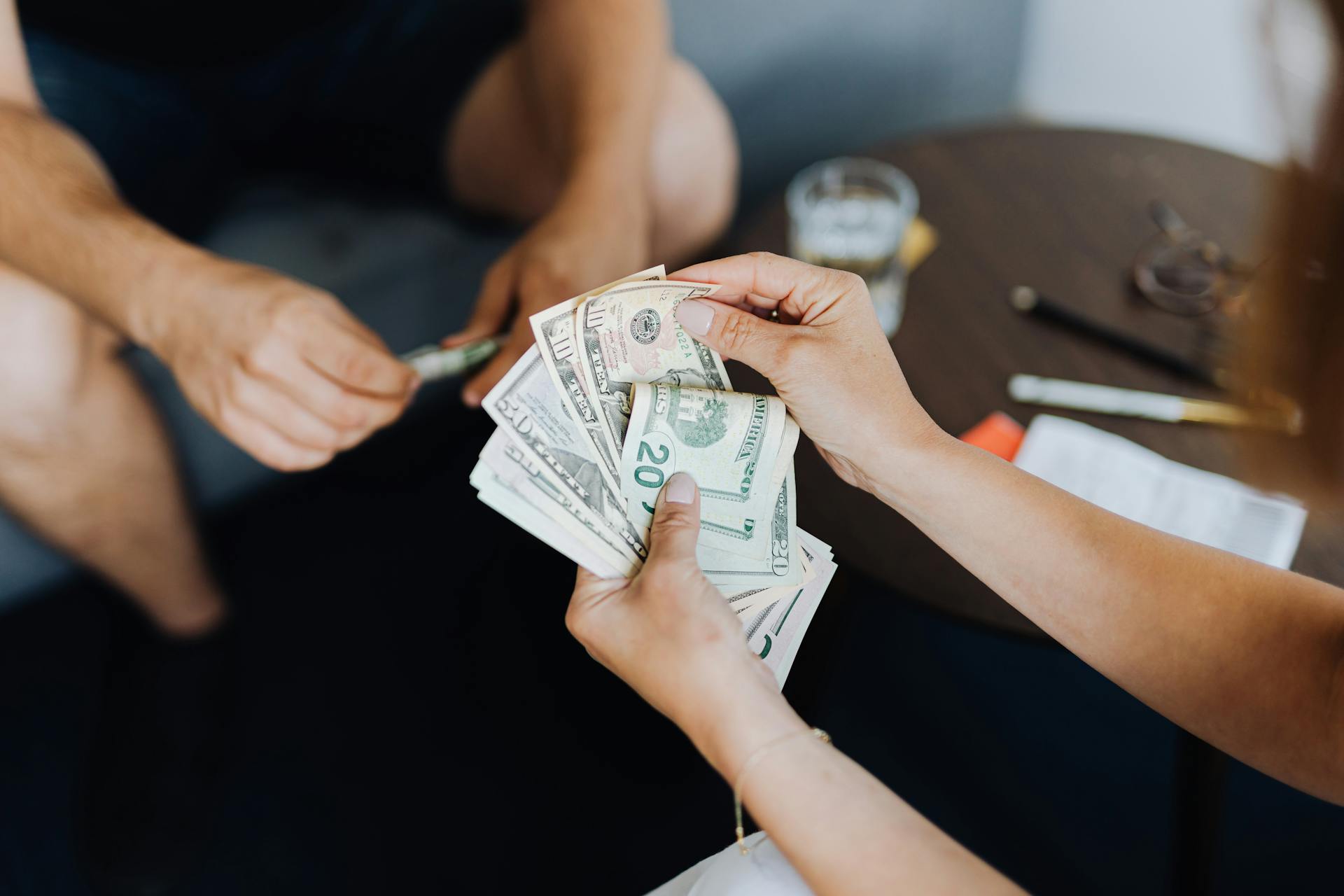 A woman counting money | Source: Pexels