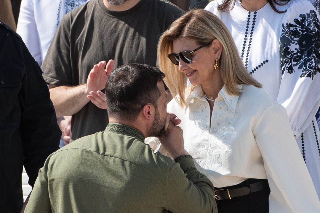 Volodymyr Zelenskyy kisses the hand of Olena Zelenska during the official celebration of Ukrainian Independence Day on August 24, 2023 in Kyiv, Ukraine | Source: Getty Images