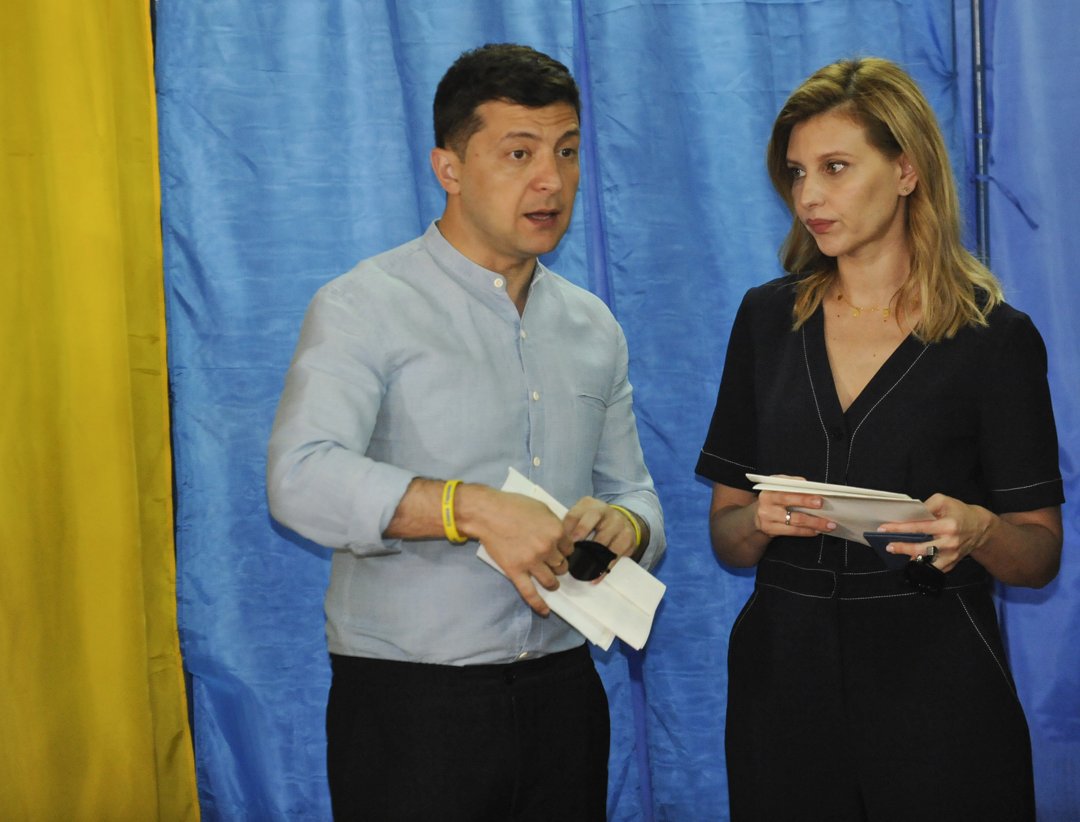 Volodymyr Zelenskyy and Olena Zelenska at the polling station during the parliamentary election in Kiev on July 21, 2019 | Source: Getty Images