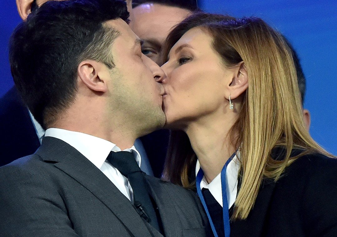 Volodymyr Zelenskyy and Olena Zelenska kissing during a presidential election debate at Kiev's Olympic Stadium on April 19, 2019 | Source: Getty Images