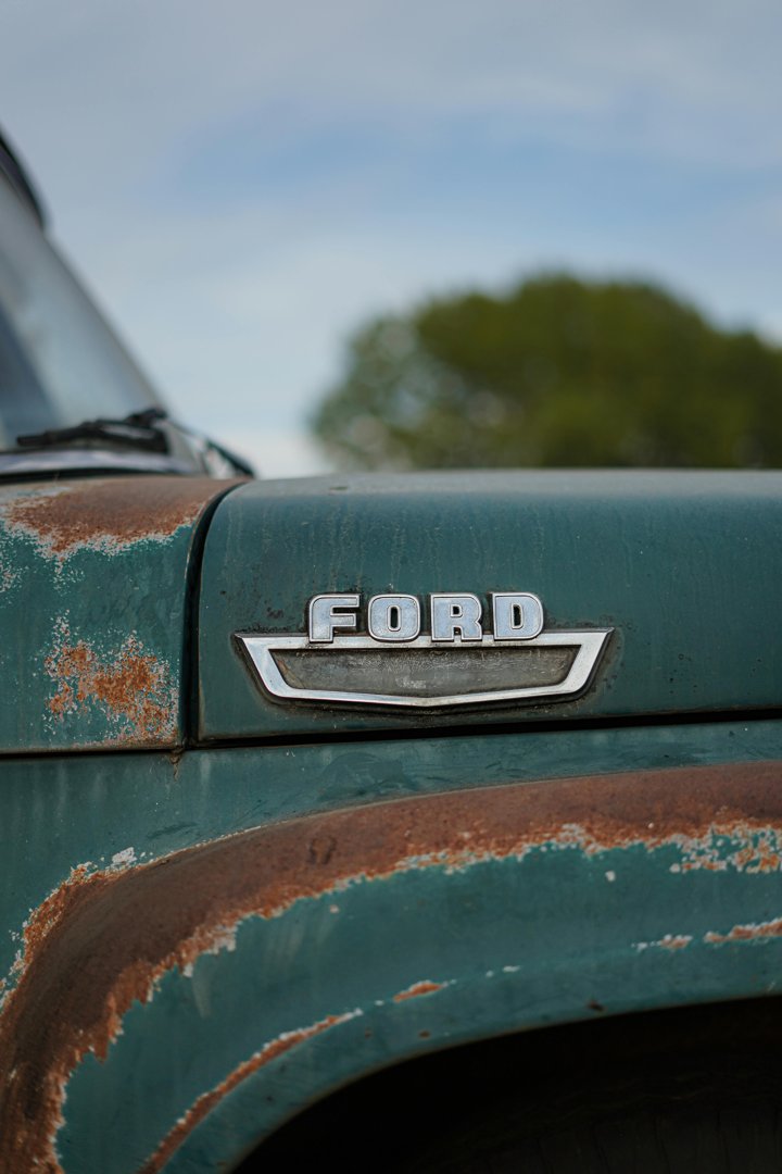 A peek at an old car | Source: Pexels