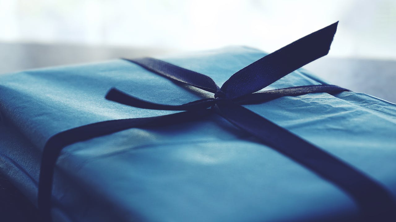 Close-up shot of a blue gift box | Source: Pexels