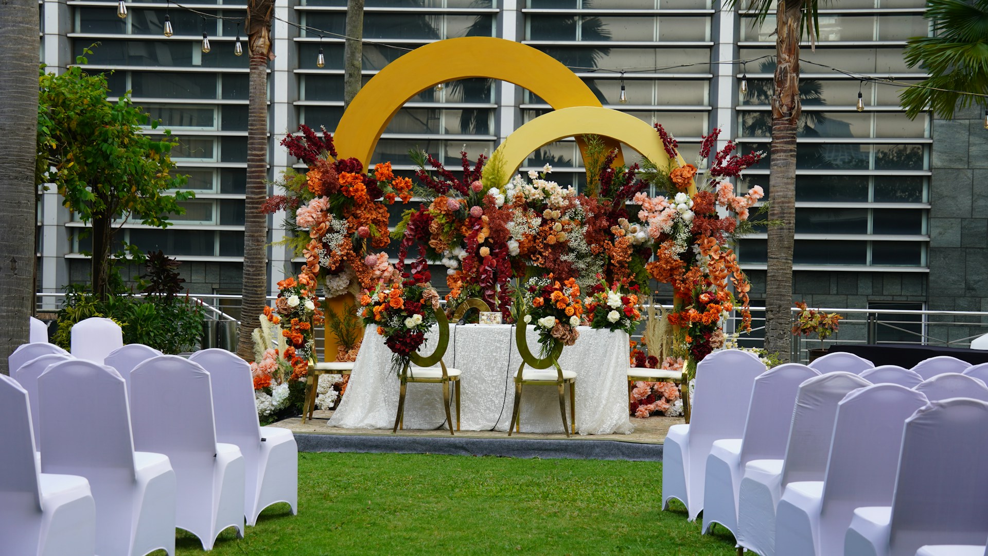 A stunning outdoor wedding venue | Source: Unsplash