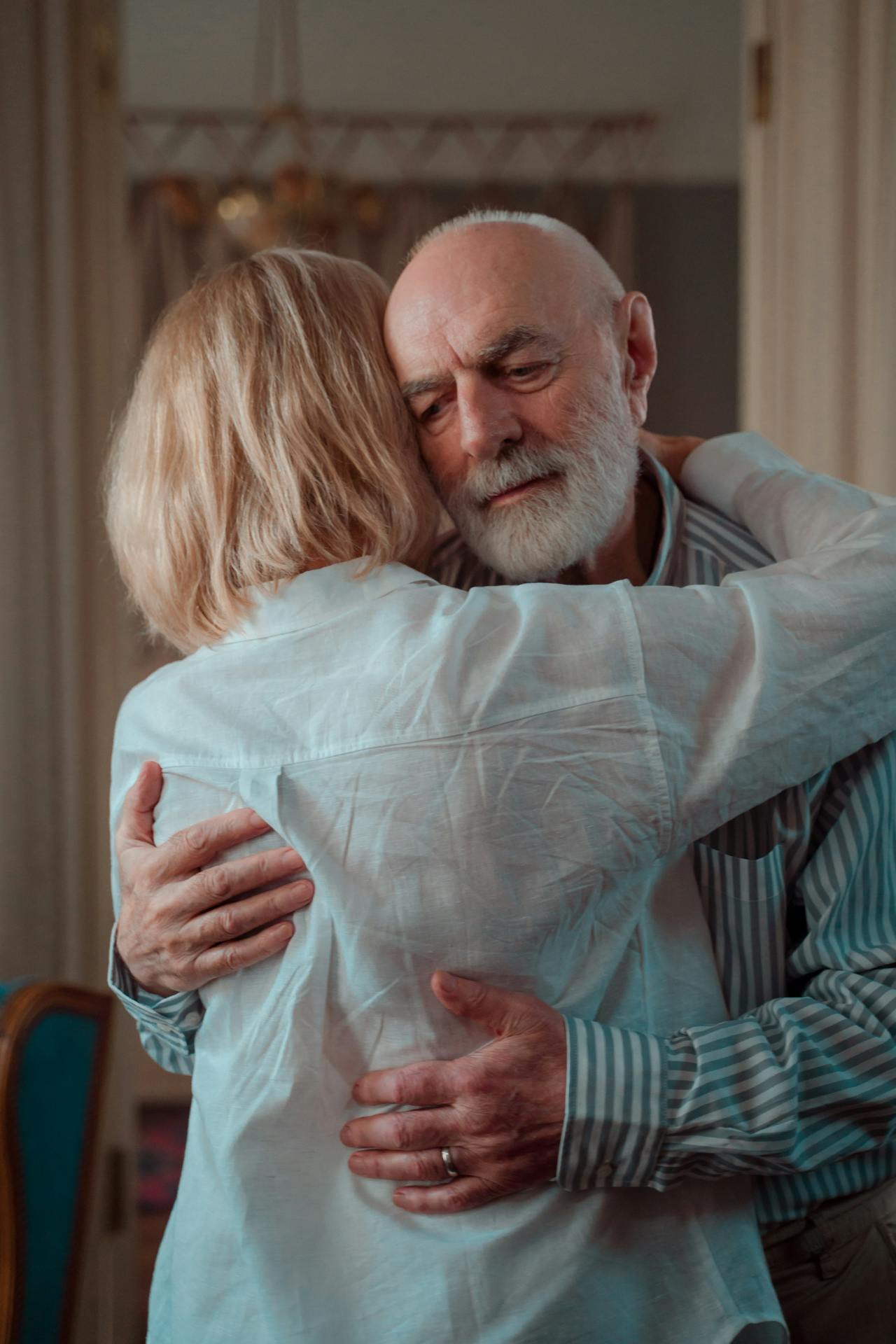 A senior couple hugging | Source: Pexels