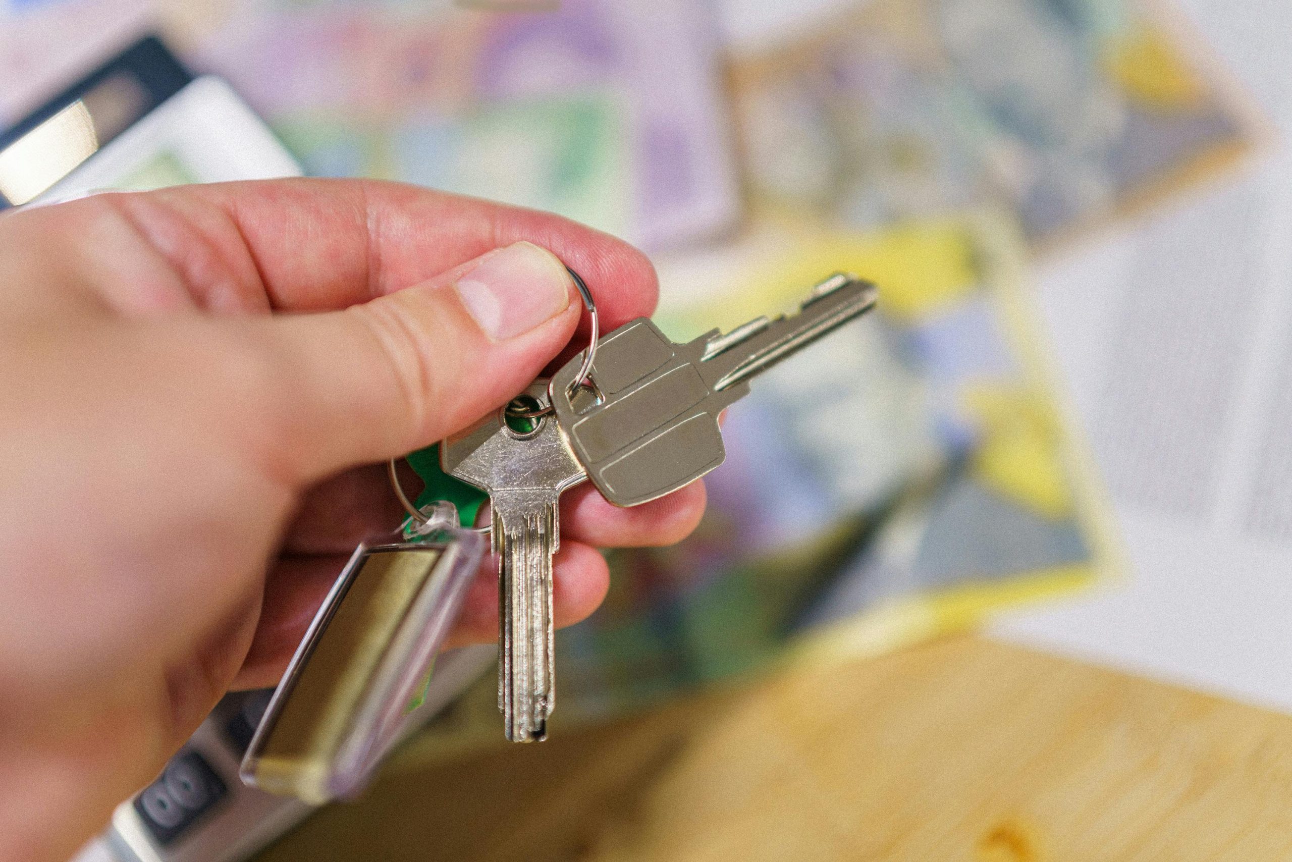 A man's hand holding up keys | Source: Pexels