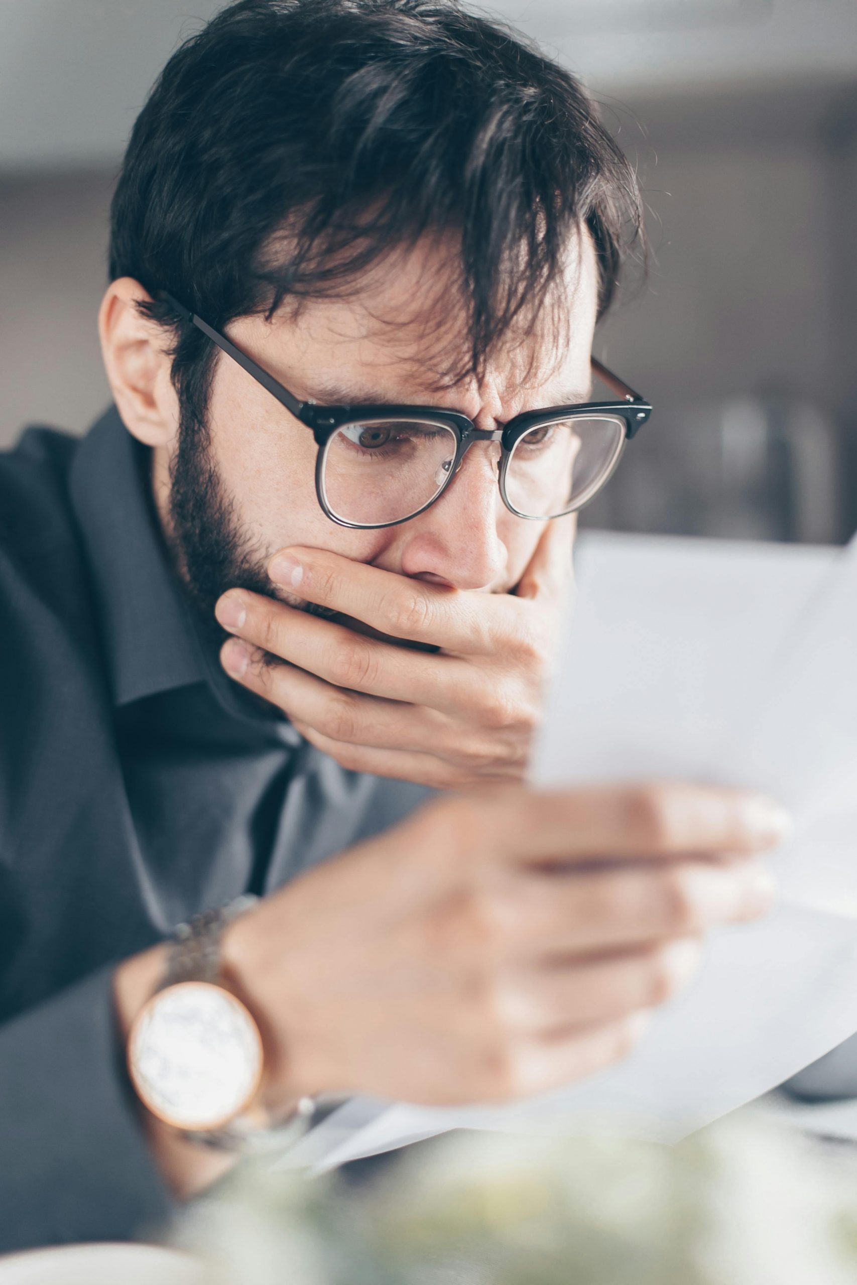 A shocked man reading a note | Source: Pexels