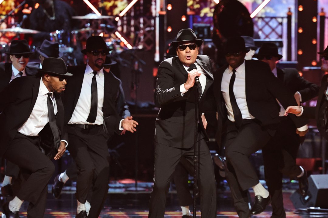 Jimmy Fallon performs with backup dancers during