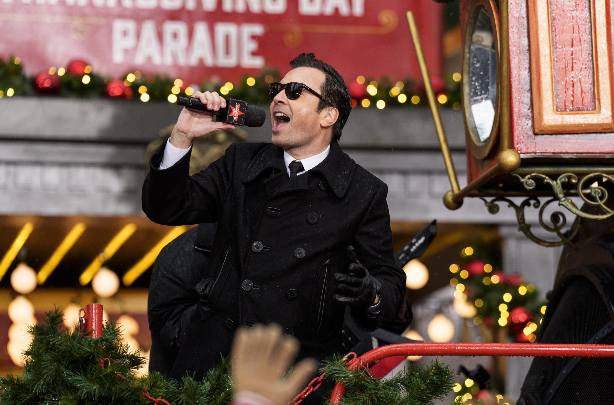 Jimmy Fallon singing at the 98th Macy's Thanksgiving Day Parade. | Source: Getty Images