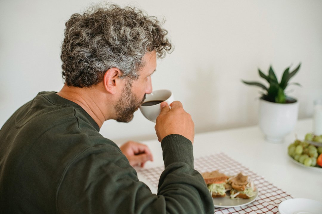 A man sitting and drinking coffee | Source: Pexels