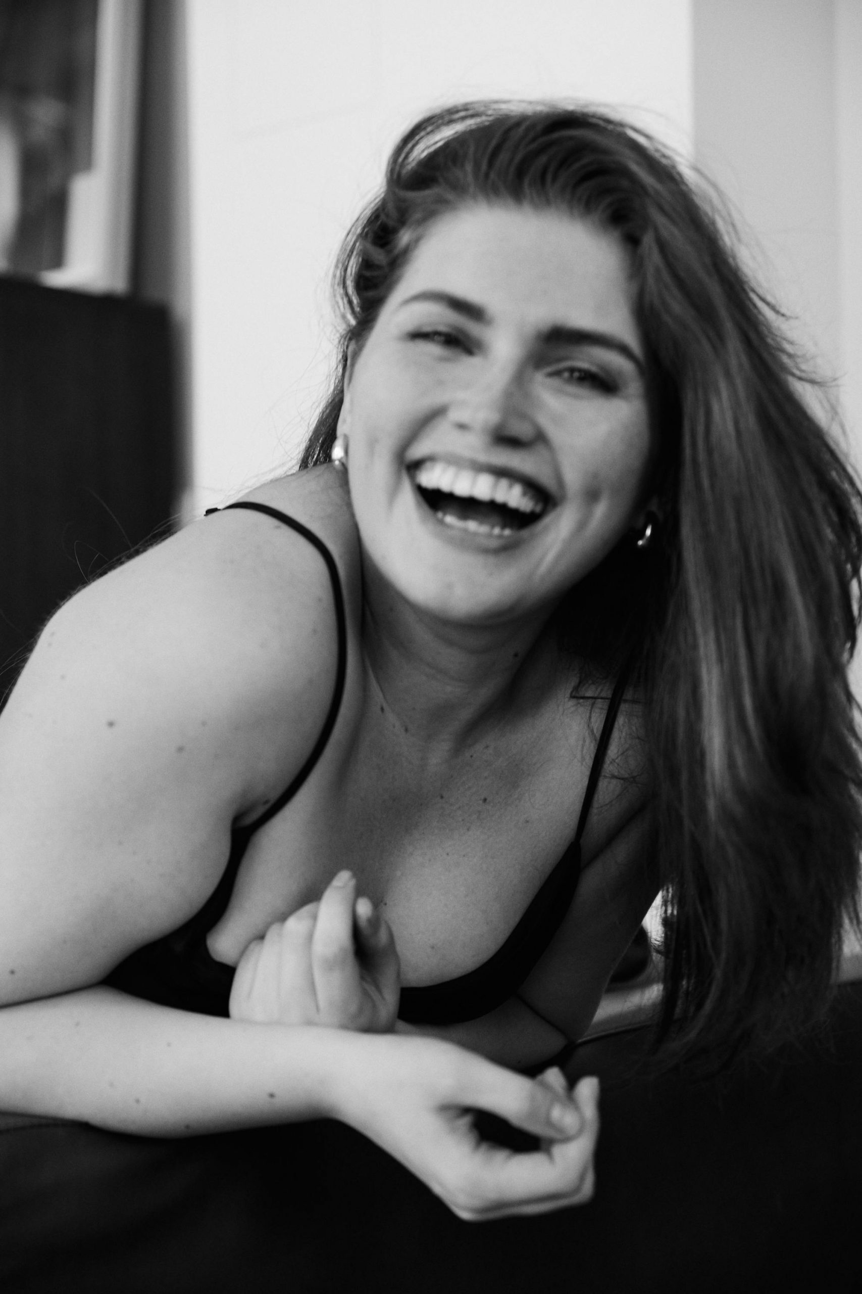 A woman laughing | Source: Pexels