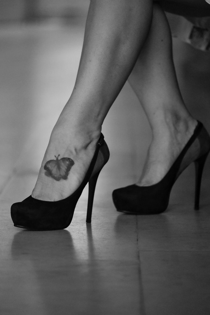 A close-up of a woman's heels | Source: Pexels
