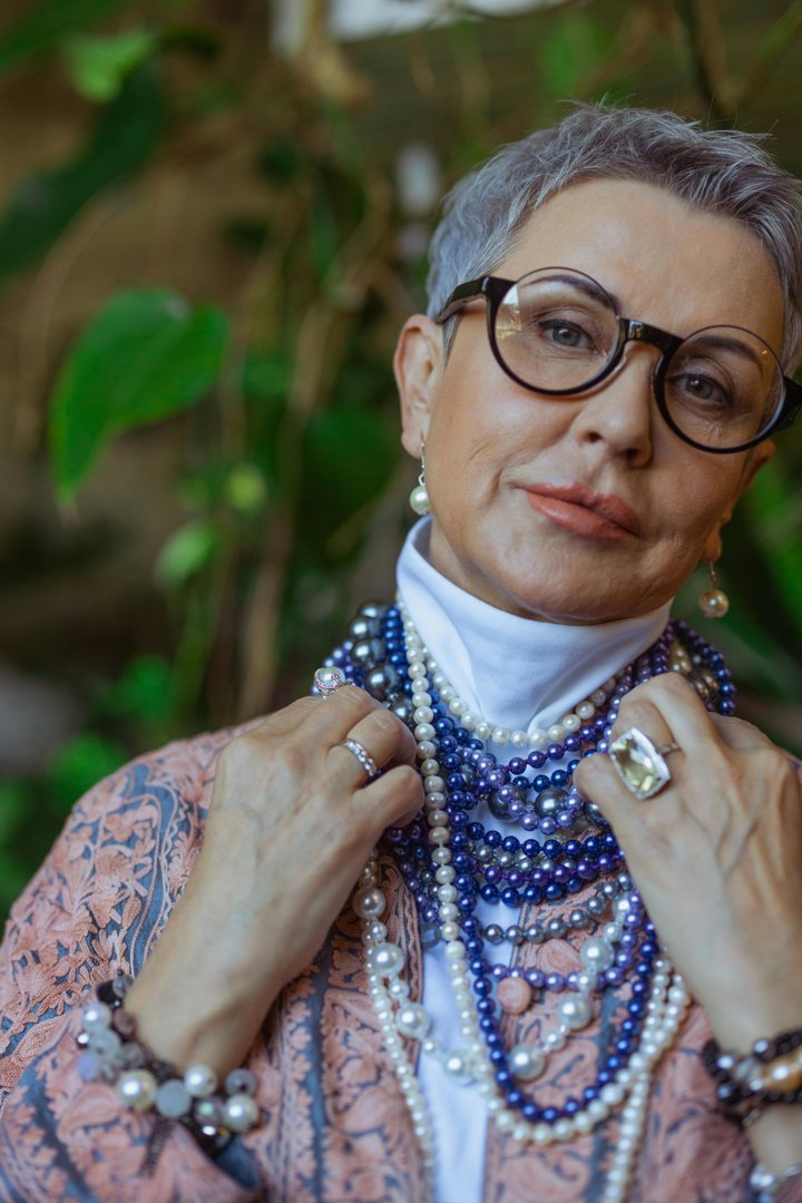 A woman wearing pearls | Source: Pexels