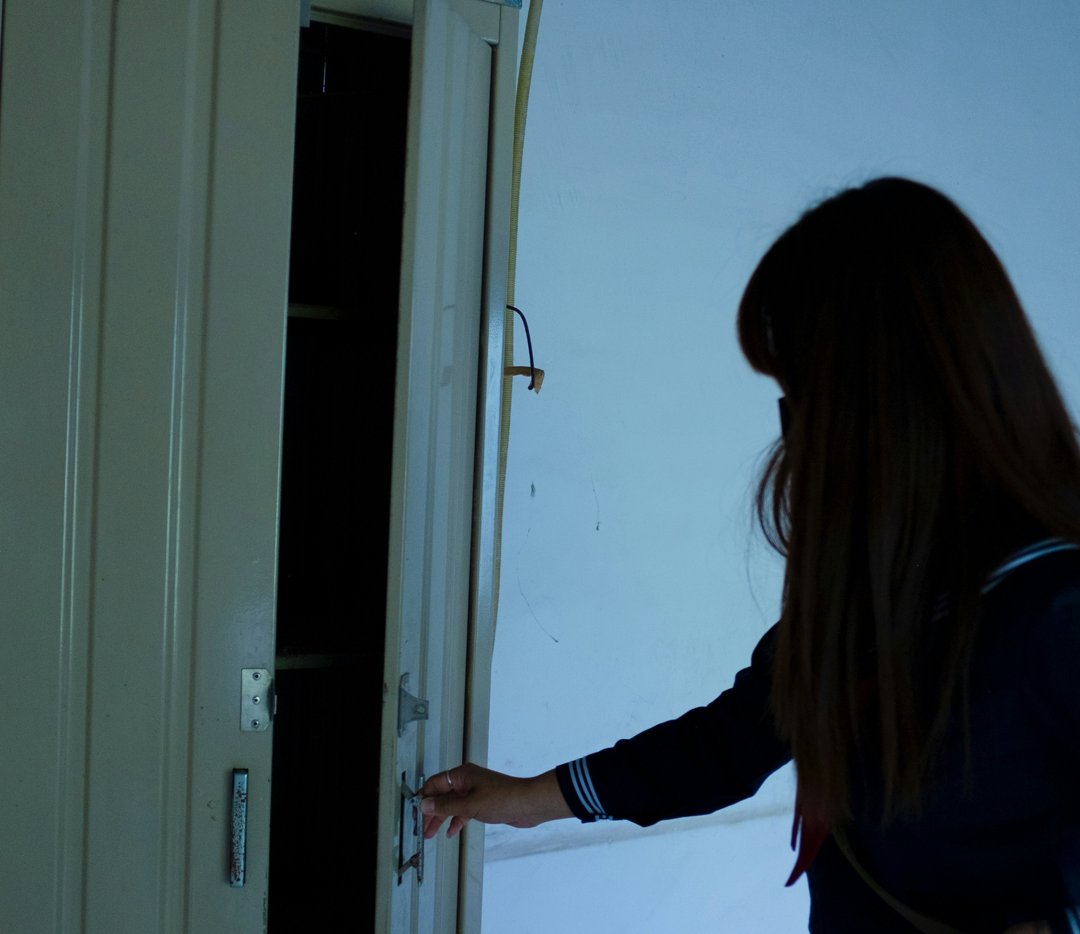 A girl opening a closet door | Source: Unsplash