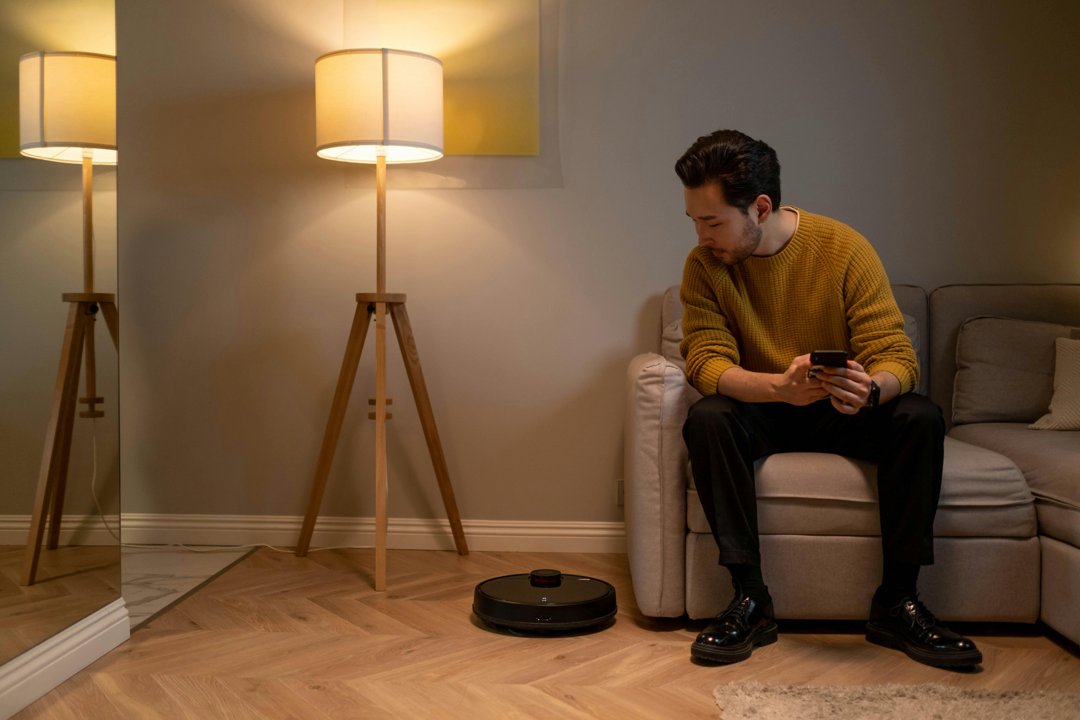 A man sitting on a couch | Source: Pexels