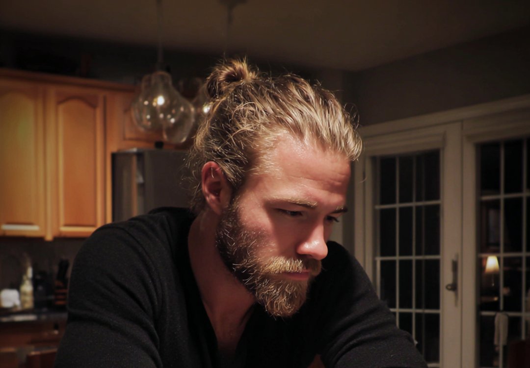 A man sitting at a kitchen table | Source: Midjourney