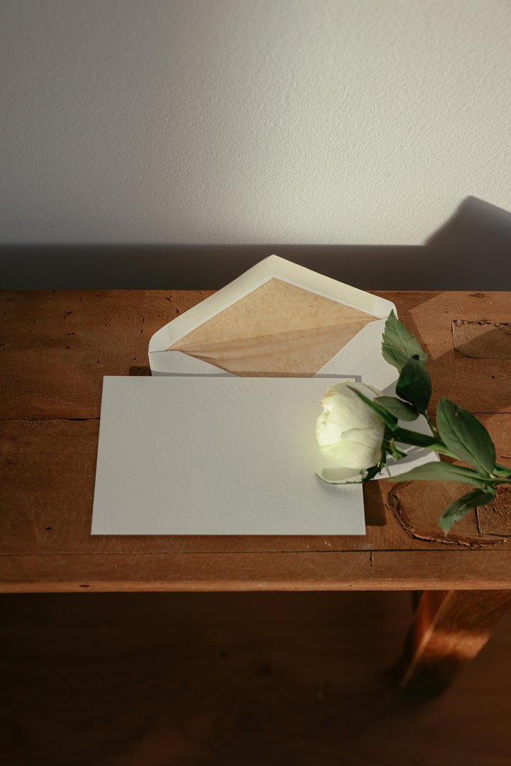 A white wedding envelope | Source: Pexels