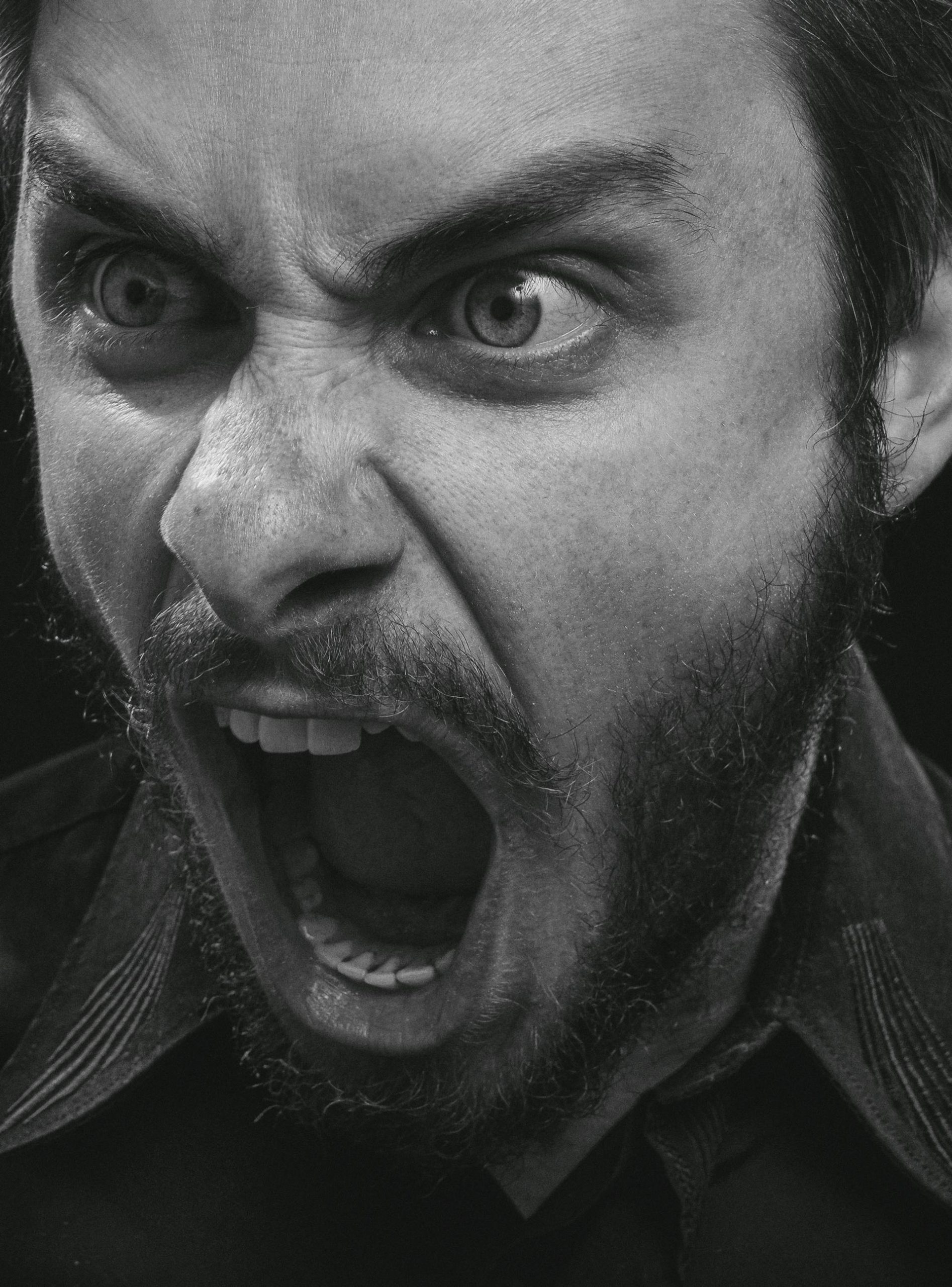 A grayscale photo of a man yelling | Source: Pexels