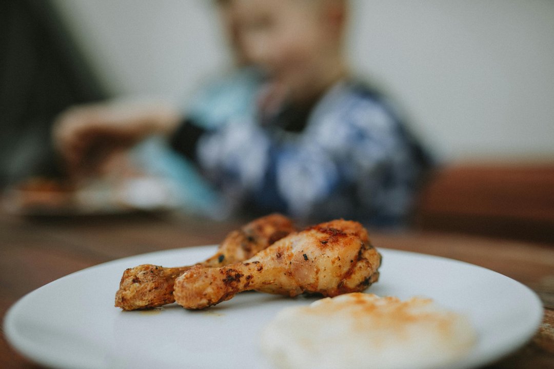 A plate with scrapes | Source: Pexels