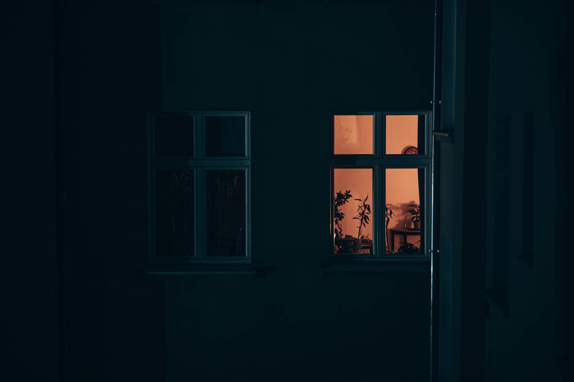 The windows of a house at night | Source: Pexels