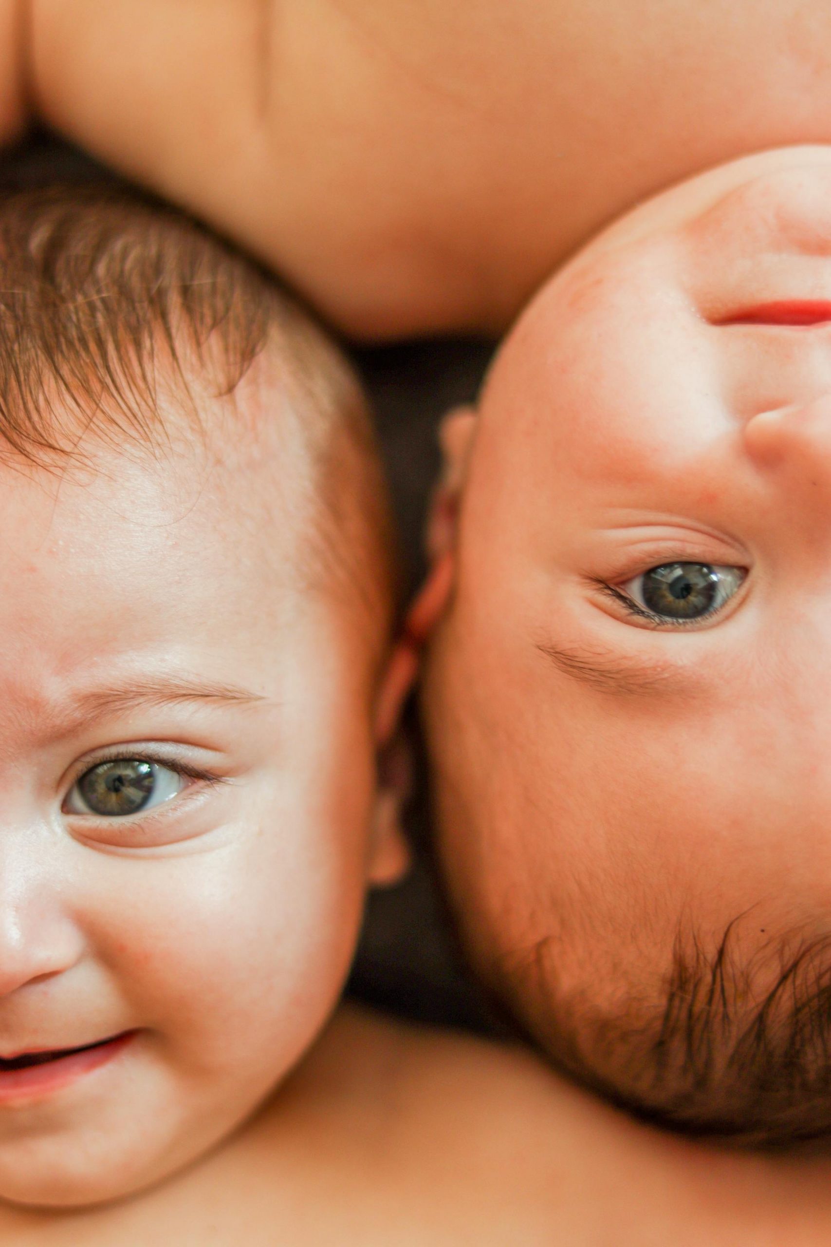 A close-up shot of twin babies | Source: Pexels